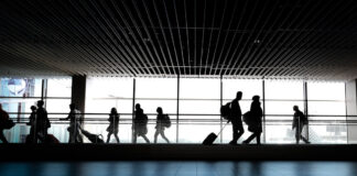 Familiares encuentra a bebé perdido en aeropuerto de Kabul Kabul