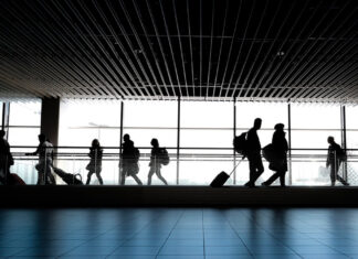 Familiares encuentra a bebé perdido en aeropuerto de Kabul Kabul