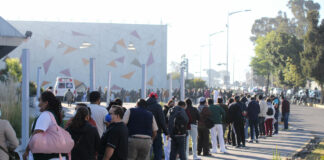 Arranca aplicación de refuerzos para personal de salud en Puebla Cada institución de Salud cuenta con una entrada al Centro Expositor para conseguir mayor fluidez en la aplicación del biológico. Foto: Es Imagen
