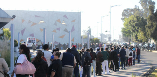 Cada institución de Salud cuenta con una entrada al Centro Expositor para conseguir mayor fluidez en la aplicación del biológico. Foto: Es Imagen