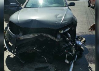 Auto de lujo choca contra moto y camioneta en Agua Santa auto