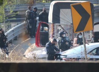 Matan a balazos a comerciante de la Central de Abasto La camioneta cuenta con al menos 14 balazos, de los cuales al menos tres le dieron en el pecho a Mario, de 45 años. Foto: Es Imagen