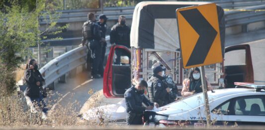 La camioneta cuenta con al menos 14 balazos, de los cuales al menos tres le dieron en el pecho a Mario, de 45 años. Foto: Es Imagen