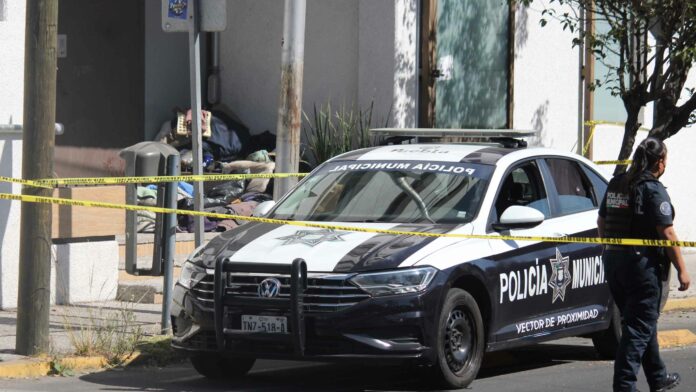 La zona fue abanderada por policías municipales en espera de peritos de la FGE para las diligencias de levantamiento de cadáver. Foto: Es Imagen