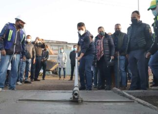 Pavimentan calle en Santa Catarina Coatepec tras 20 años calle