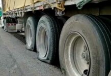 Tráiler estrena “poncha llantas” en caseta de Ecatepec castea