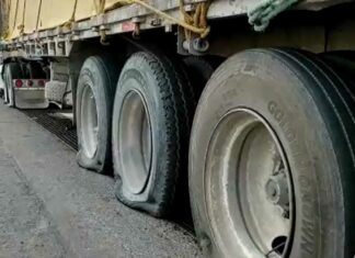 Tráiler estrena “poncha llantas” en caseta de Ecatepec castea