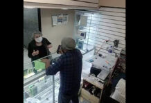 Abuelita llora porque su familia no le llama llora