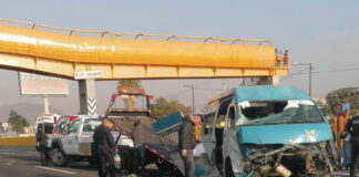 Chofer vuelca combi en la México-Puebla; hay 2 heridos Se sabe que el chofer de la unidad perdió el control al tratar de esquivar a otra combi que cambió de carril. Foto: Twitter