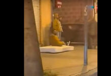 Joven recorre calles de Barcelona en.… ¿un colchón? colchon