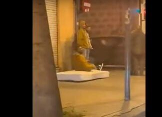 Joven recorre calles de Barcelona en.… ¿un colchón? colchon