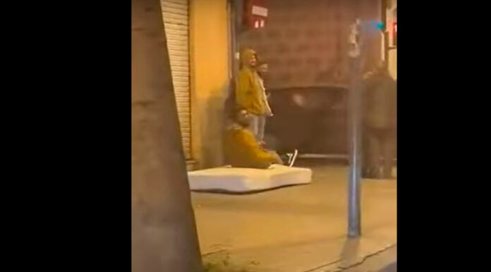 Joven recorre calles de Barcelona en.… ¿un colchón? colchon