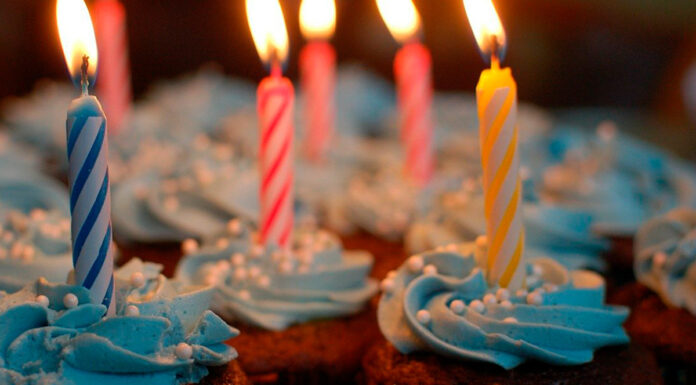 Cumpleañera “plantada” celebra su fiesta con meseros cumpleañera