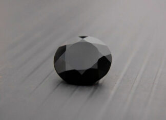 Anuncian venta de diamante negro de más de 555 quilates Sotheby's, la casa de subastas británica anunció la venta de un diamante negro con 55 facetas y un peso de 555,55 quilates.