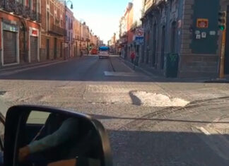 Enorme bache afecta a peatones y automovilistas en 12 Ote El enorme bache ha crecido en los últimos 4 meses hasta los 30 centímetros de profundidad y causa congestionamiento.