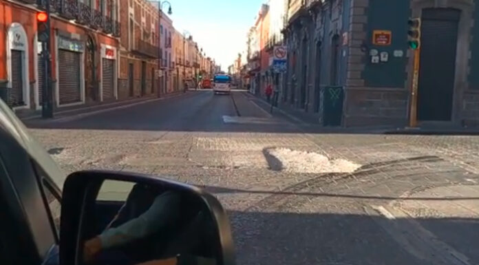 Enorme bache afecta a peatones y automovilistas en 12 Ote El enorme bache ha crecido en los últimos 4 meses hasta los 30 centímetros de profundidad y causa congestionamiento.