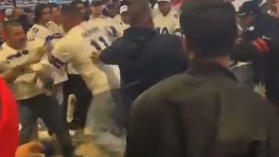 fanaticos La frustración de los fanáticos se vio reflejada en el AT&T Stadium, con varias peleas campales.
