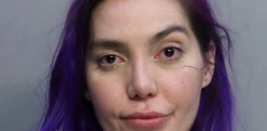 Frida Sofia tuvo que pagar mil 500 dólares y fue detenida por disturbios a un lugar público y alteración del orden público. Foto: Especial