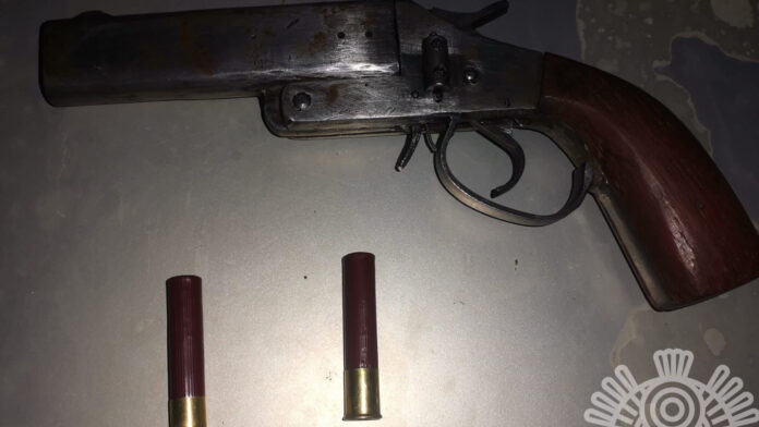 hombre Los uniformados le aseguraron a este hombre un arma de fuego, así como 10 envoltorios con hierba verde seca. Foto: Especial