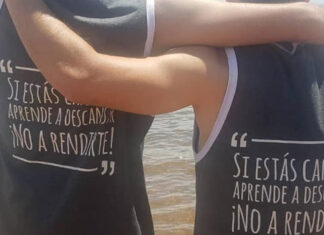 Jefe lleva de vacaciones a sus empleados a la playa jefe