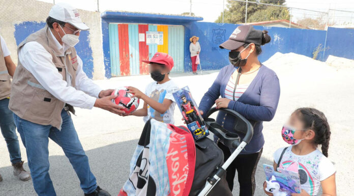 Entrega SEDIF juguetes a niñas y niños de Puebla juguetes