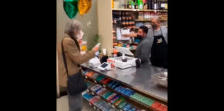 Mujer gana la lotería y comparte premio con vendedor lotería