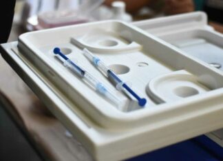 Maestros poblanos recibirían vacuna refuerzo el 8 de enero maestros