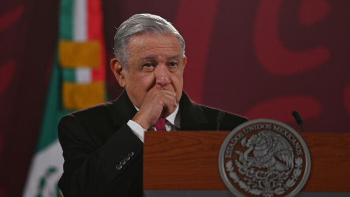 mariachi El grupo de simpatizantes de AMLO y el mariachi también entonaron las mañanitas a la académica a Beatriz Gutiérrez Müller,