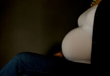 Mujer aborta en calle de China por no tener prueba anticovid