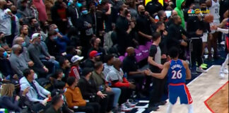 Técnico asistente de los Nets corta pase en partido de la NBA