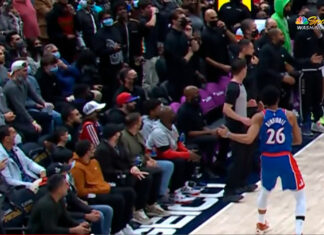 Técnico asistente de los Nets corta pase en partido de la NBA