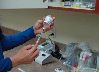 Rechazan más de 100 millones de vacunas Covax contra COVID