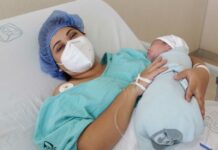 ¡Es niño! Nace primer bebé de 2022 en La Margarita Ariadna es la orgullosa mamá del niño Abraham, el primer bebé de este 2022 nacido en el hospital "La Margarita". Foto: Es Imagen