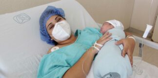 ¡Es niño! Nace primer bebé de 2022 en La Margarita Ariadna es la orgullosa mamá del niño Abraham, el primer bebé de este 2022 nacido en el hospital "La Margarita". Foto: Es Imagen