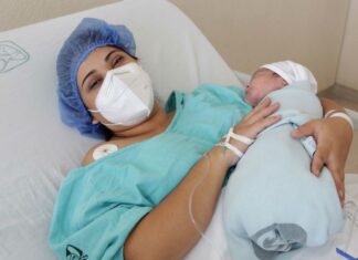 ¡Es niño! Nace primer bebé de 2022 en La Margarita Ariadna es la orgullosa mamá del niño Abraham, el primer bebé de este 2022 nacido en el hospital "La Margarita". Foto: Es Imagen