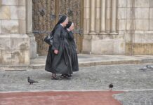 Monjas van a confinamiento por brote de Covid-19 en Toluca De 10 de 15 monjas dieron positivo a Covid-19 y colocaron de inmediato un mensaje en la puerta del albergue. Foto: Especial