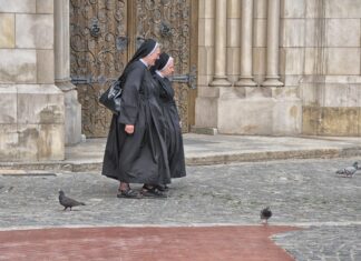 Monjas van a confinamiento por brote de Covid-19 en Toluca De 10 de 15 monjas dieron positivo a Covid-19 y colocaron de inmediato un mensaje en la puerta del albergue. Foto: Especial