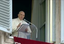 Roban regalos del papa Francisco en el AICM papa