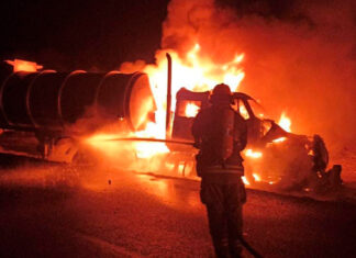 Pipa de gas se incendia en carretera de Nuevo León pipa de gas