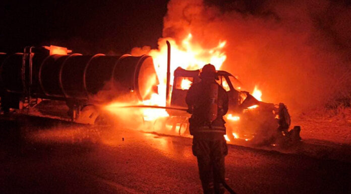 Pipa de gas se incendia en carretera de Nuevo León pipa de gas