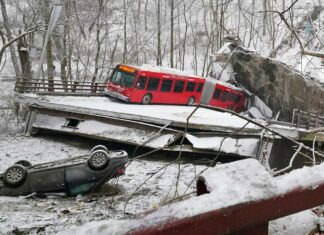 Colapsa puente en Pittsburgh y deja 10 heridos 10 heridos deja colapso de puente en Pittsburgh