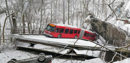 10 heridos deja colapso de puente en Pittsburgh