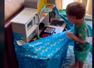 Niño reacciona a cocinita traída por los Reyes Magos Magos