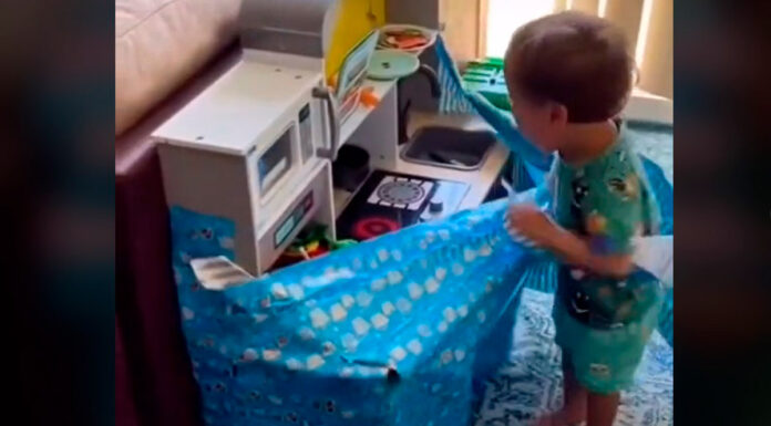 Niño reacciona a cocinita traída por los Reyes Magos Magos