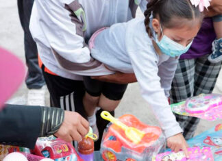 Niños de Atlixco reciben alegría el día de Reyes juguetes