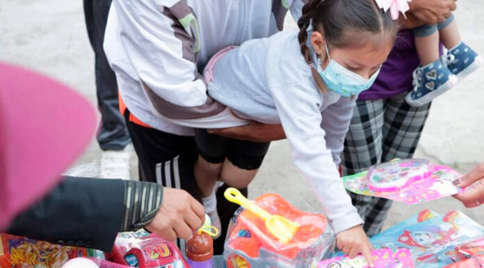 Niños de Atlixco reciben alegría el día de Reyes juguetes