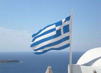 Grecia impone multas a adultos no vacunados contra COVID-19