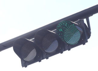 Semáforo de Forjadores ¡lleva cuatro días descompuesto! Una trabajadora de un comercio cercano acusó que desde el día primero de enero hubo una colisión contra el semáforo y no se ha reparado.