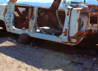 Taller acumula coches chatarra en Maestro Federal Los autos abandonados del taller se han convertido en un escondite para ladrones