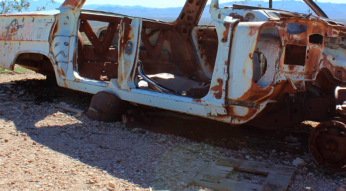 Taller acumula coches chatarra en Maestro Federal Los autos abandonados del taller se han convertido en un escondite para ladrones